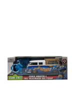 รถของเล่น Hollywood Rides 1:24 รุ่น 1963 Volkswagen Bus Pickup w/Cookie Monster Figure สีหลากสี