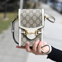 【GUCCI 古馳】Horsebit 1955 品牌經典馬蹄LOGO拼接手機包斜背包(駝/白)