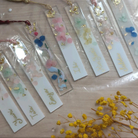 Bookmark resin dengan bunga asli