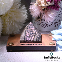 【SmileRocks 石麥】玫瑰石金字塔 4.0x4.0x3.4cm(薔薇輝石 附SmilePad 6x9 底板)