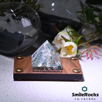 【SmileRocks 石麥】水草瑪瑙金字塔 4.0x3.9x3.5cm(療癒水晶 附SmilePad 6x9 底板)