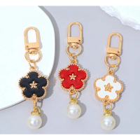 Five-leaf clover bag pendant keychain, creative, pearl beaded egg keychain, five-leaf clover bag pen