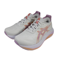 (G1) 新品上市 ASICS 亞瑟士 GEL-NIMBUS 27 (D) 女款 寬楦 緩衝 慢跑鞋 1012B752-101 2025 新款[陽光樂活]