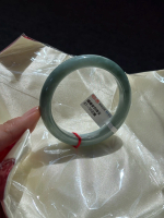 Gelang tangan “old stock” berdiameter 87–59 mm, warna hijau minyak, gaya klasik.