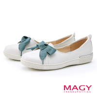 【MAGY】寬版蝴蝶結綁帶休閒鞋(白色)