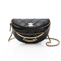 【CHANEL 香奈兒】24A 小羊皮腰包(黑/金logo/珍珠&字母logo/金黑雙色鏈帶)