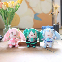 พวงกุญแจ Miku Hatsune ตุ๊กตาสั้นนุ่มน่ารักและน่ารัก เหมาะสำหรับแฟนๆ พวงกุญแจกระเป๋า ของเล่นยัดไส้
