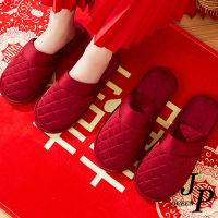 【JP Queen New York】綢緞菱格包頭夫妻情人棉室內拖鞋(酒紅色)