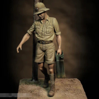 1/35 Scale Unpainted Resin Figure Italian with jerrycan GK figure