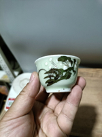 日本回流瓷器古董清代豆青堆塑杯茶杯酒杯，保真包老，口沿輕微飛
