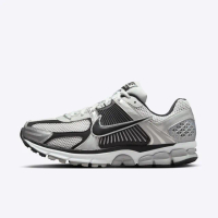 【NIKE 耐吉】Zoom Vomero 5 男 休閒鞋 運動 復古 老爹鞋 緩震 反光 金屬銀黑(FJ4151-004)