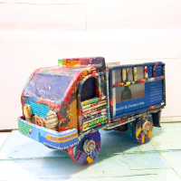 miniatur truk dari lintingan kertas koran ramah lingkungan