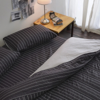 【絲薇諾】MIT精梳棉 條紋 四件式兩用被床包組 換日線-黑色(加大)