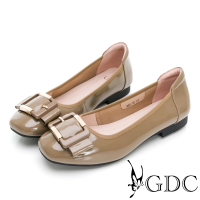【GDC】時髦漆皮方釦方頭百搭平底舒適包鞋-卡其色(224467-14)