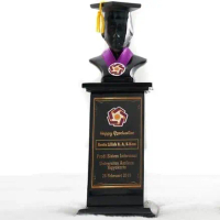 Plakat Patung Wisuda Vandel Cewek Kado Wisuda
