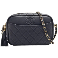【CHANEL 香奈兒】經典小香LOGO菱格荔枝紋牛皮金鍊流蘇拉鍊斜背相機包(小-黑色57718C-BLK-GP)