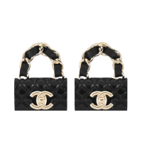 【CHANEL 香奈兒】經典雙C LOGO皮革裝飾COCO包造型穿式耳環(黑金)