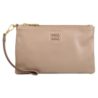 【MIU MIU】簡約經典LOGO皮革拉鍊大手拿包手提包萬用包(淺駝 大)