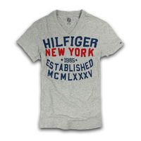美國百分百【Tommy Hilfiger】T恤 TH 男 V領 T-shirt 短袖 短T 灰色 復古 文字 XS S號 F214