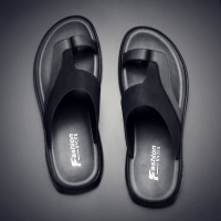 รองเท้าแตะผู้ชาย ins อินเทรนด์ 2023 รองเท้าแตะลำลองและรองเท้าแตะหนังแท้กันลื่นกันกลิ่นเหม็นสำหรับผู้ชายใส่ด้านนอกแบบใหม่สำหรับฤดูร้อน