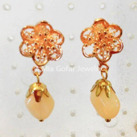 Anting giwang bunga metaldengan manik Ceko krem