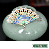【石拓璞玉】珍珠胸針 花朵胸針/古典中國風珍珠花朵摺扇造型胸針(2色任選)
