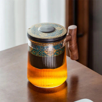 【茶几王Living Art】復古懷舊/泡茶杯/耐熱玻璃杯/茶水分離杯/花茶杯 360ml(蓮花圖騰/辦公室杯/胡桃木把手)