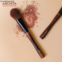 Oswaldshoprick ARCHITA-CHEEK BRUSH 🪵 แปรงปัดแก้ม ด้ามไม้แข็งแรง ขนสังเคราะห์นุ่ม ใช้ปัดหน้าแก้มให้ดู