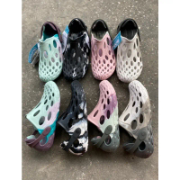 Merrell รองเท้าแตะสวมผู้หญิ่งและผู้ชาย(รุ่นไหม่)  น้ำหนักเบาพื้นนี่มใส่สบายทันสมัย พร้อมส่งในไทย คํา