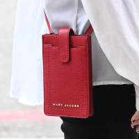 【MARC JACOBS 馬克賈伯】簡約皮革信用卡休閒手機袋斜背包(紅)