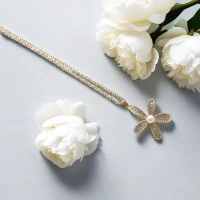 【BOBOCLUB】Perhiasan Bunga Lima Kelopak Kalung Titanium Mutiara Rantai Klavikula Fashion Wanita Kalun