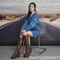 ANNSTAR 丹妮婊姐聯名-塑身衣效果彈力皮革綁帶造型及膝長靴5.5cm-咖啡