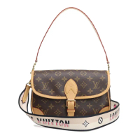 【Louis Vuitton 路易威登】M45985 經典老花Monogram帆布Diane系列雙背帶肩背斜背包法棍包(經典花紋x米色)