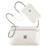【CHANEL 香奈兒】Clutch With Chain 菱格紋小羊皮三合一鏈帶斜背包(白色)