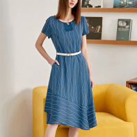 【ILEY 伊蕾】線條壓褶領結斜切裙擺長洋裝(藍色；M-2L；1232067460)