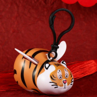 Model Watak Anime Flying Tiger Flying Tiger dengan Wings Keychain Plastik Jingga Flying Tiger Keyrin