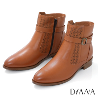 DIANA 3cm質感牛皮沖孔皮帶釦環踝設計粗跟短靴-簡約百搭-焦糖棕