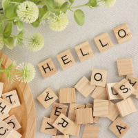 Set Jubin Scrabble Abjad Kayu, 100pcs / Set, Huruf Besar dan Huruf Kecil, Papan Abjad Kraf, Mainan K