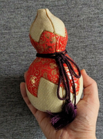 西陣織風水葫蘆擺飾，木目入人形工藝。表面是織物，內胎是木粉的