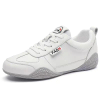รองเท้าสีขาวสำหรับผู้หญิง พื้นผิวหนัง กีฬาลำลอง แบน อเนกประสงค์ ทันสมัย พื้นนุ่ม น้ำหนักเบา เหมาะสำห