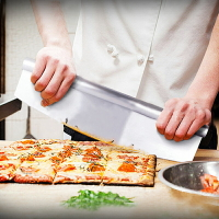 304不銹鋼半月披薩輪刀商用比薩搖刀滾刀半圓披薩搖刀切刀切餅器
