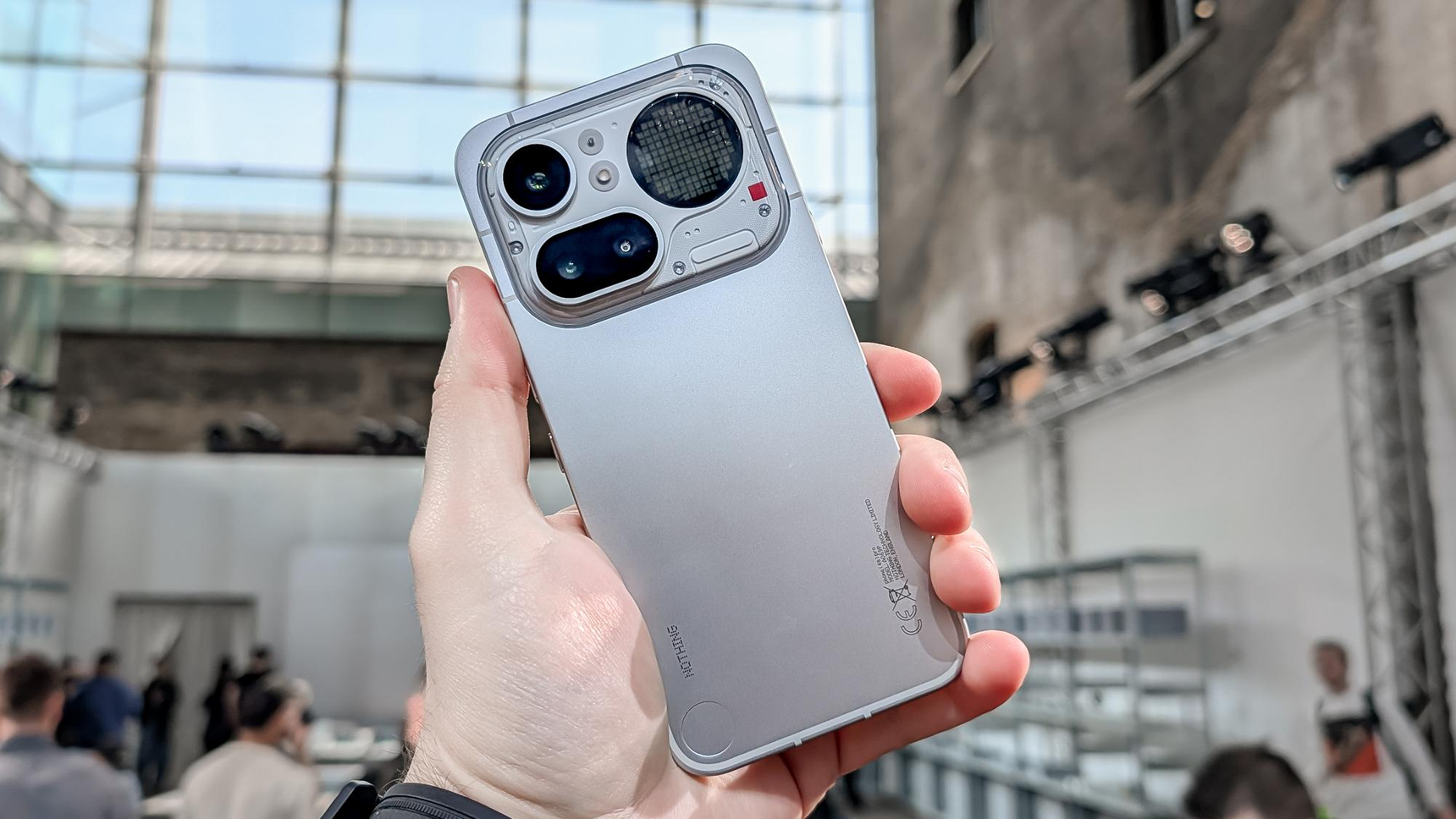 Nothing Phone 4a Pro が 499 ドルで登場、フラッグシップ級のデザイン
