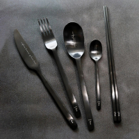 【樂邁家居】鈦金屬 黑色刻字餐具五件組(質感餐具/工業風/網美風格)