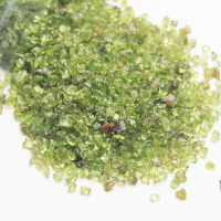 易晶緣天然綠橄欖石碎石擺件細小顆粒水晶石美甲用綠色裝飾花瓶
