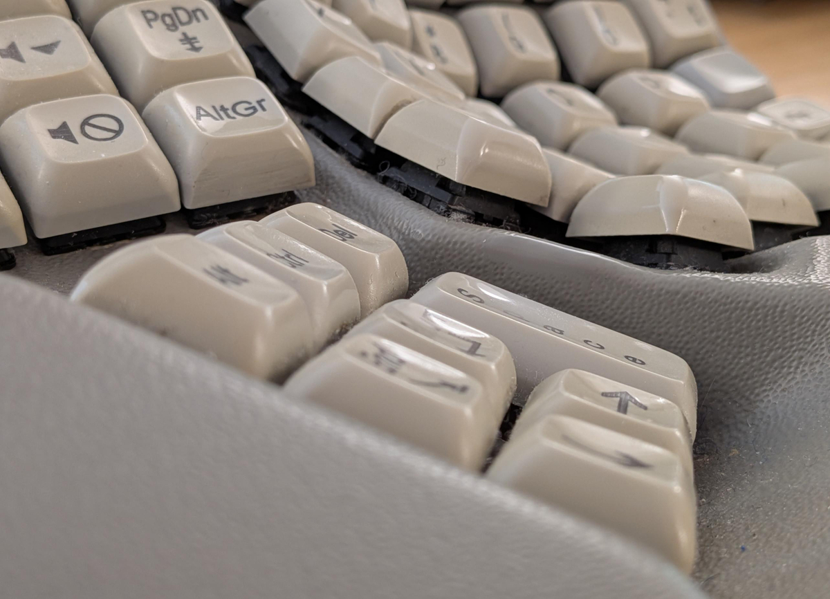 エルゴノミクスキーボードユーザーが人気の Glove80 デザインの親指