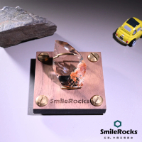 【SmileRocks 石麥】天然彩幽靈隨形水晶 2.7x1.5x3.7cm(異象水晶 附SmilePad Stand 6x6底板)