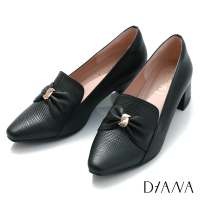 DIANA 4.5 cm 細緻光澤奶油質感牛皮鈕帶蝴蝶結金屬釦粗跟鞋-知性甜美-黑