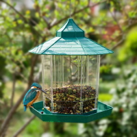 陽台花園餵鳥器 1L大容量 透明六角涼亭型 懸掛式戶外餵鳥器 鳥飼料槽 引鳥器 鳥類餵食器【ZA0116】《約翰家庭百貨