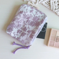 【優雅旅行】奶油紫刺繡花朵包(手拿 便攜 收納 化妝包 美妝袋 衛生棉 居家 小物)