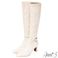 【Ann’S】精緻美感窄版-彈力羊紋可拆繫帶兩穿扁跟及膝長靴6.5cm(米白)